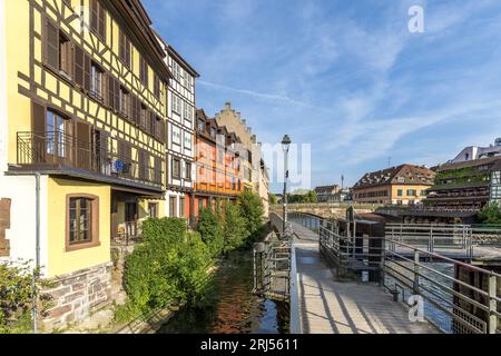 Strasburgo, Francia - 19 giugno 2023: Tradizionali case in legno sui pittoreschi canali di la Petite France nella città medievale di Strasburgo, Foto Stock