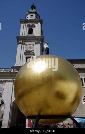 Salisburgo, Austria, la scultura "Sphaera" su Kapitelplatz, una figura maschile su una sfera d'oro. Di Stephan Balkenhol, 2007. Foto Stock