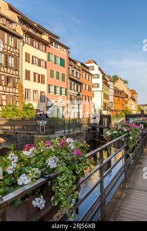 Strasburgo, Francia - 19 giugno 2023: Tradizionali case in legno sui pittoreschi canali di la Petite France nella città medievale di Strasburgo, Foto Stock
