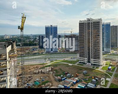 Una vista dall'alto di un grande e moderno cantiere di case alte e grandi ed edifici a piu' piani. Un cantiere per lo sviluppo di un Foto Stock