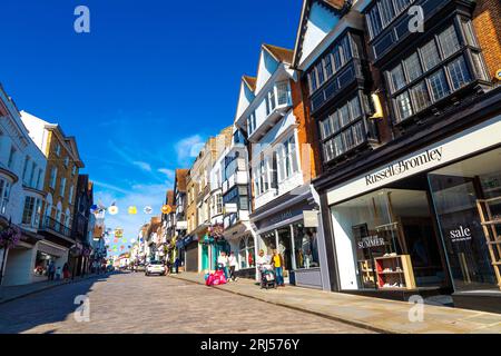 Case e negozi lungo la strada principale di Guildford, Surrey, Inghilterra Foto Stock