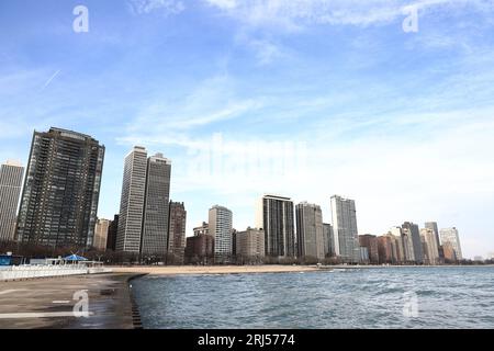 Vista su Oak Street Beach verso il lungomare di Chicago. La spiaggia si trova sulla North Lake Shore Drive, sulle rive del lago Michigan. Foto Stock