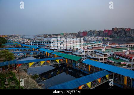 Centinaia di navi ancorate al terminal di lancio di Sadarghat nella Vecchia Dacca, il principale porto fluviale di Dacca, la capitale del Bangladesh. Foto Stock