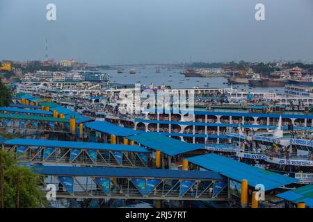 Centinaia di navi ancorate al terminal di lancio di Sadarghat nella Vecchia Dacca, il principale porto fluviale di Dacca, la capitale del Bangladesh. Foto Stock