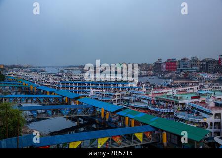 Centinaia di navi ancorate al terminal di lancio di Sadarghat nella Vecchia Dacca, il principale porto fluviale di Dacca, la capitale del Bangladesh. Foto Stock