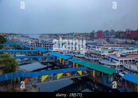 Centinaia di navi ancorate al terminal di lancio di Sadarghat nella Vecchia Dacca, il principale porto fluviale di Dacca, la capitale del Bangladesh. Foto Stock