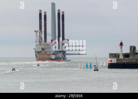 FRANCIA, porto di le Havre, vettore eolico Fred Olsen Brave Tern, una nave speciale trasporta la turbina eolica Siemens Gamesa da 7 MW Typ SWT-7.0-154 con torre e lama rotante per la costruzione di un parco eolico offshore da 500 MW Fecamp sulla costa della Normandia / FRANKREICH, le Havre Hafen, auslaufendes Spezialschiff Brave Tern mit Siemens Gamesa Windkraftanlagen für den 500 MW Offshore Windpark Fecamp von Électricité de France SA EDF Renewables, Enbridge Inc. und wpd Foto Stock