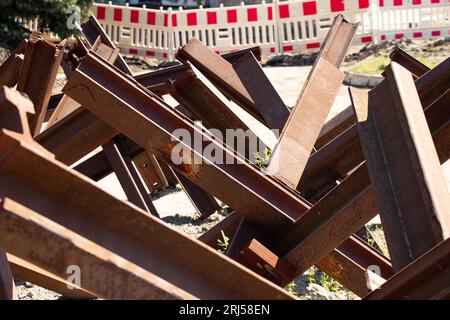 I ricci anticarro si trovano sulla strada nella città di Dnipro in Ucraina durante la guerra Foto Stock