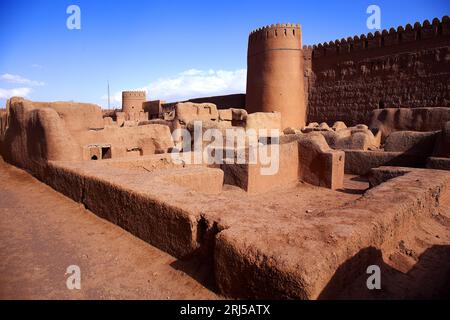 Il castello medievale in mattoni di fango ben conservato a Rayen, Iran Foto Stock