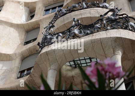 Primo piano dell'intricata facciata di Casa Mila, conosciuta anche come la Pedrera, un capolavoro modernista di Antoni Gaudí situato a Barcellona, Catalogna, Spai Foto Stock