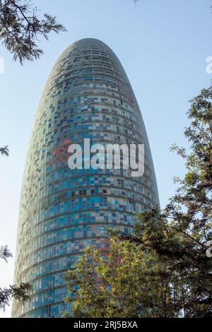 Torre Glories, un moderno grattacielo progettato da Jean Nouvel nel 2005, è un simbolo della capacità architettonica di Barcellona ed è di proprietà del Grupo Agbar. Foto Stock