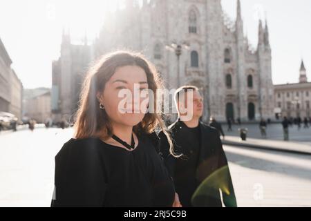 Coppia elegante innamorata che cammina in Piazza Duomo in Italia Foto Stock