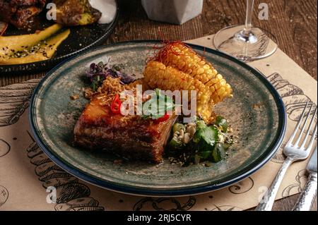 bistecca di manzo marmorizzato alla griglia su un piatto con verdure e salsa Foto Stock