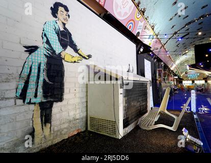 Foto del file datata 09/06/23 di una vista dell'opera pop-up di Banksy, Valentine's Day Mascara, dopo la sua installazione a Dreamland Margate, in quanto il pubblico sarà presto in grado di acquistare un pezzo del murale scoperto per la prima volta sul lato di una casa a Margate in azioni di £ 120 ciascuna. Foto Stock