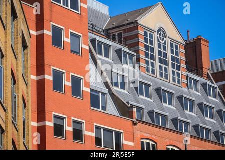 Edificio contemporaneo in mattoni rossi intorno a Holborn a Londra, Inghilterra Foto Stock