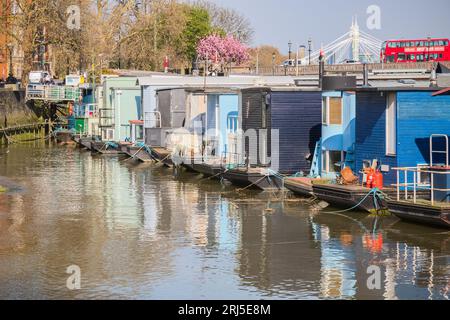 Londra, Regno Unito - 10 aprile 2019 - Una fila di case galleggianti ormeggiate sulle rive del Tamigi a Chelsea Reach Foto Stock
