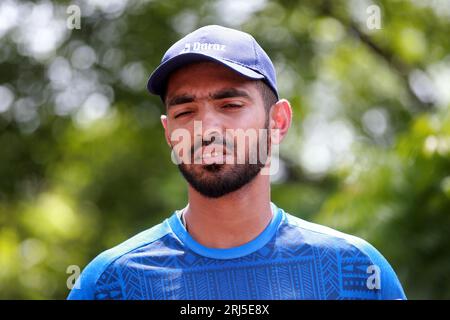 Saif Hassan, giocatore della nazionale di cricket del Bangladesh, parla con i giornalisti della sede del Bangladesh Crickey Board (BCB) nei prossimi Giochi asiatici e in Asia Foto Stock