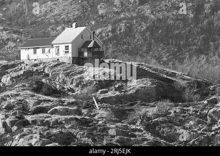 Foto in bianco e nero dello storico faro norvegese di Bjørnøy, costruito nel 1890, situato sulla piccola isola di Bjørnøya, 16 km a nord di Bodø, Norvegia Foto Stock