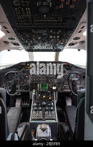 Primo piano della cabina di pilotaggio e di un aereo commerciale Douglas DC-9 Foto Stock