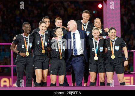 Sydney, Australia. 20 agosto 2023. Gianni Infantino, presidente FIFA e arbitri della partita, si esibiscono con la medaglia per una foto dopo la finale della Coppa del mondo femminile FIFA Australia e nuova Zelanda 2023 tra Spagna e Inghilterra allo Stadium Australia il 20 agosto 2023 a Sydney, Australia Credit: IOIO IMAGES/Alamy Live News Foto Stock