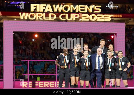 Sydney, Australia. 20 agosto 2023. Gianni Infantino, presidente FIFA e arbitri della partita, si esibiscono con la medaglia per una foto dopo la finale della Coppa del mondo femminile FIFA Australia e nuova Zelanda 2023 tra Spagna e Inghilterra allo Stadium Australia il 20 agosto 2023 a Sydney, Australia Credit: IOIO IMAGES/Alamy Live News Foto Stock