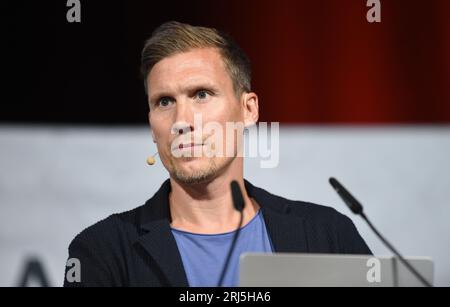 Brema, Germania. 24 luglio 2023. Hannes Wolf, ex capo-allenatore della nazionale tedesca U20, terrà una presentazione che analizzerà la Coppa del mondo 2022 in Qatar al BDFL International Coaches' Congress, organizzato dalla German Football Association (BDFL). Wolf, ex allenatore della Bundesliga, diventerà direttore dello sviluppo giovanile, della formazione e dello sviluppo presso la Federazione calcistica tedesca. Il 42enne è attualmente allenatore degli U20 ed è stato presentato a Francoforte sul meno lunedì. Crediti: Carmen Jaspersen/dpa/Alamy Live News Foto Stock