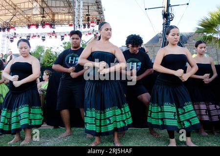 Honolulu, Hawaii, USA. 20 agosto 2023. I ballerini si esibiscono in una hula tradizionale al Maui Ola Benefit Concert che ha raccolto oltre 500.000 dollari per soccorsi a fuoco naturale a Maui in tre ore, mostrando titans di musica e danza hawaiana al Bishop Museum. 23.08.20 (immagine di credito: © J. Matt/ZUMA Press Wire) SOLO USO EDITORIALE! Non per USO commerciale! Foto Stock