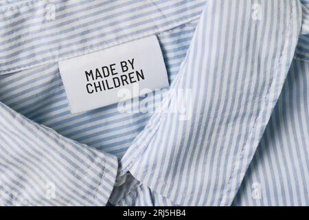 Etichetta di abbigliamento con il testo "Made by Children”. Concetto di lavoro minorile Foto Stock