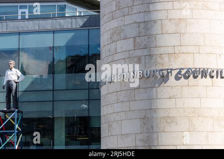 Sede centrale del Consiglio della città di Edimburgo con la scultura "Everyman" progettata da Stephan Blakenhol di Assia, Germania Foto Stock