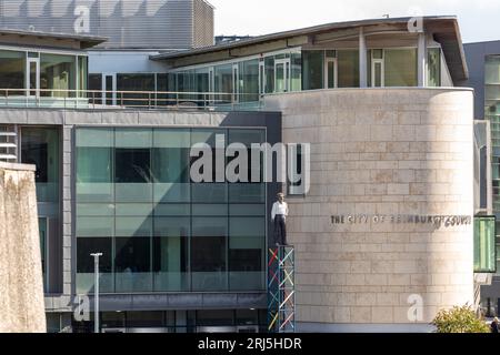 Sede centrale del Consiglio della città di Edimburgo con la scultura "Everyman" progettata da Stephan Blakenhol di Assia, Germania Foto Stock