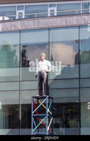 Sede centrale del Consiglio della città di Edimburgo con la scultura "Everyman" progettata da Stephan Blakenhol di Assia, Germania Foto Stock