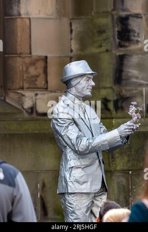 Statua vivente che si esibisce nel Royal Mile al Festival di Edimburgo Foto Stock