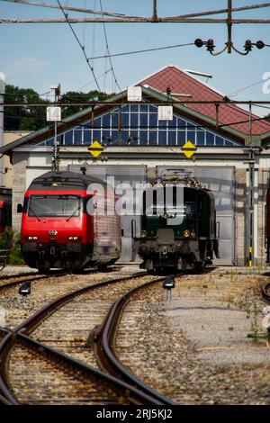 Una vista panoramica dei treni in piedi fianco a fianco su una ferrovia Foto Stock