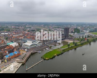 Foto aerea con drone dello skyline di Venlo. Venlo è una città del Limburgo, nei Paesi Bassi. Si trova vicino al fiume Mosa. Foto Stock