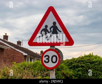 Cartello per bambini che attraversano la strada, Castle Hedingham, Essex England UK Foto Stock