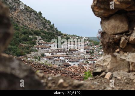 Una vista panoramica e pittoresca della città di Berat, Albania Foto Stock