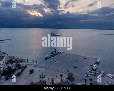 Una vista aerea panoramica del porto di Nauplia al tramonto, con cieli nuvolosi Foto Stock