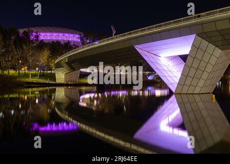 Il ponte pedonale che si riflette sul fiume Torerns ad Adelaide, Australia meridionale, l'8 agosto 2023 Foto Stock