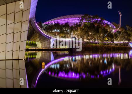 Il ponte pedonale che si riflette sul fiume Torerns ad Adelaide, Australia meridionale, l'8 agosto 2023 Foto Stock