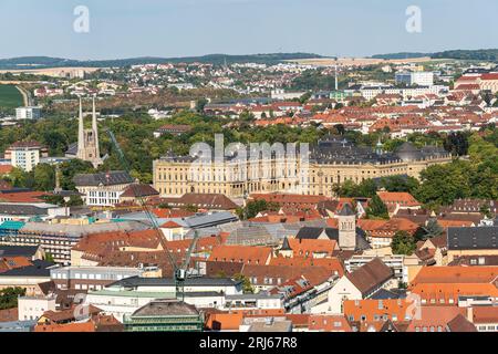 Il bellissimo paesaggio urbano di Wurzburg visto dalla fortezza di Marienberg, Baviera, Germania. Foto Stock