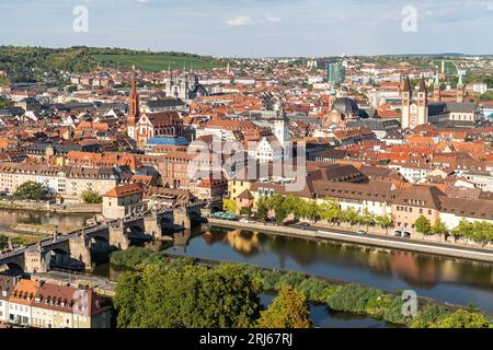 Il bellissimo paesaggio urbano di Wurzburg visto dalla fortezza di Marienberg, Baviera, Germania. Foto Stock