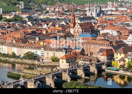 Il bellissimo paesaggio urbano di Wurzburg visto dalla fortezza di Marienberg, Baviera, Germania. Foto Stock