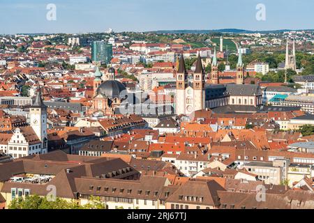 Il bellissimo paesaggio urbano di Wurzburg visto dalla fortezza di Marienberg, Baviera, Germania. Foto Stock