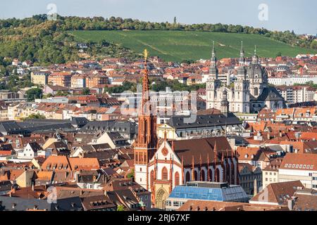 Il bellissimo paesaggio urbano di Wurzburg visto dalla fortezza di Marienberg, Baviera, Germania. Foto Stock