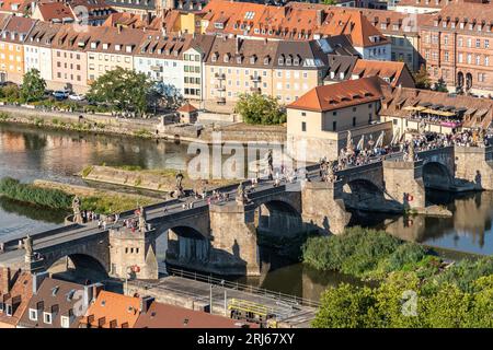 Il bellissimo paesaggio urbano di Wurzburg visto dalla fortezza di Marienberg, Baviera, Germania. Foto Stock