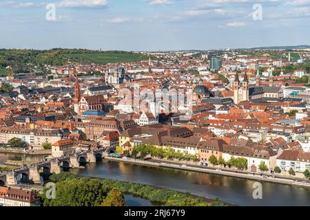 Il bellissimo paesaggio urbano di Wurzburg visto dalla fortezza di Marienberg, Baviera, Germania. Foto Stock