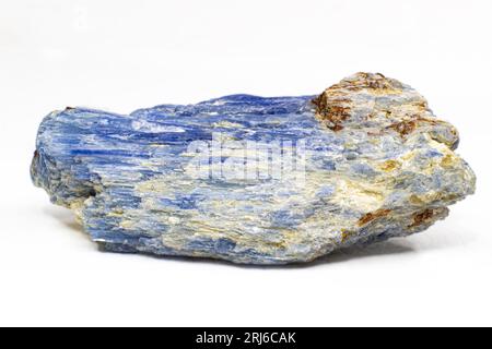 Un primo piano di dettagli su una splendida pietra di cristallo di kyanite naturale Foto Stock