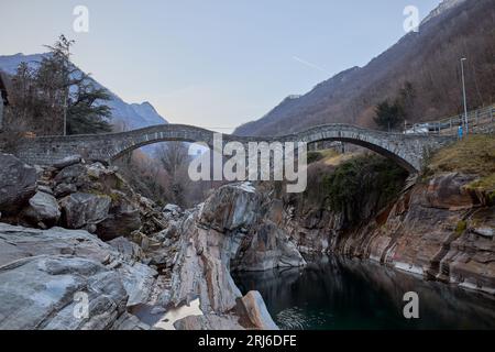 Un sentiero escursionistico presso il famoso Ponte dei salti, circondato da alberi senza foglie Foto Stock