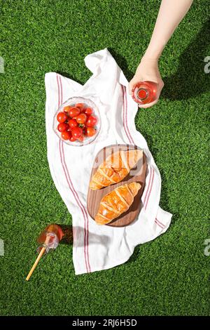 Vista dall'alto di un picnic sull'erba con croissant e altri dolci Foto Stock