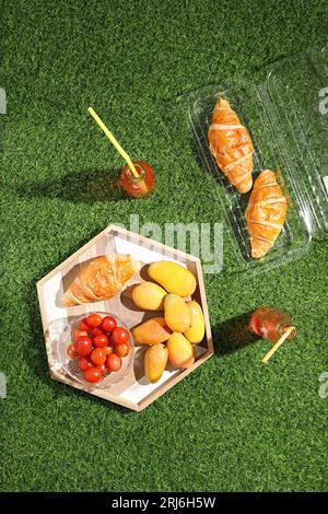 Vista dall'alto di un picnic sull'erba con croissant e altri dolci Foto Stock